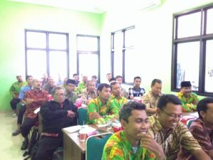 Ketua & sekretaris Pimpinan Cabang LDII sekabupaten Sragen mendengarkan paparan materi sosialisasi Peraturan Bersama Menteri Agama & Menteri Dalam Negeri Nomor 9 & 8 Tahun 2006, Tentang Kerukunan & Keharmonisan Antar Umat Beragama di Kantor FKUB Sragen.