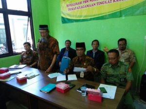Ketua FKUB Sragen K.H. Moechtingudin, B.SI, memberikan sambutan & materi sosialisasi Peraturan Bersama Menteri Agama & Menteri Dalam Negeri Nomor 9 & 8 Tahun 2006, Tentang Kerukunan & Keharmonisan Antar Umat Beragama di Kantor FKUB Sragen, 3 Oktober 2016.