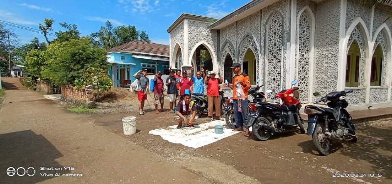 Warga LDII Subang Disinfektan Masjid