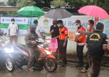 Hujan Tidak menghalangi LDII Membagikan Takjil