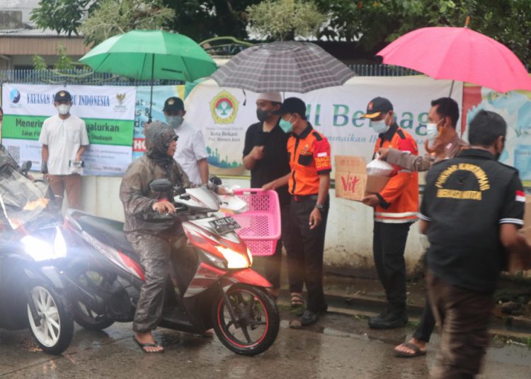 Hujan Tidak menghalangi LDII Membagikan Takjil