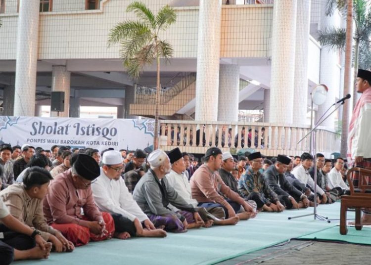 Musim Kemarau Berkepanjangan, Ribuan Santri Ponpes Wali Barokah Kediri Laksanakan Salat Istisqo