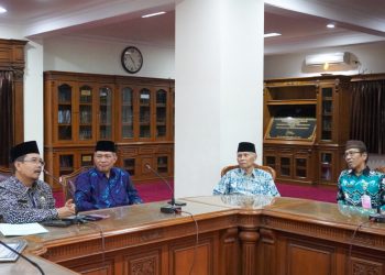 Kunjungi Ponpes Wali Barokah, Kanwil Kemenag Jatim Serahkan Izin KBIHU