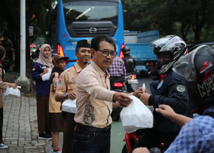 DPP LDII Bagikan 2.000 Paket Takjil untuk Pengendara