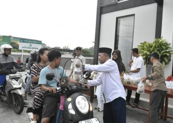 LDII Serang dan Sakocab SPN Bagikan Takjil untuk Bantu Para Pengendara