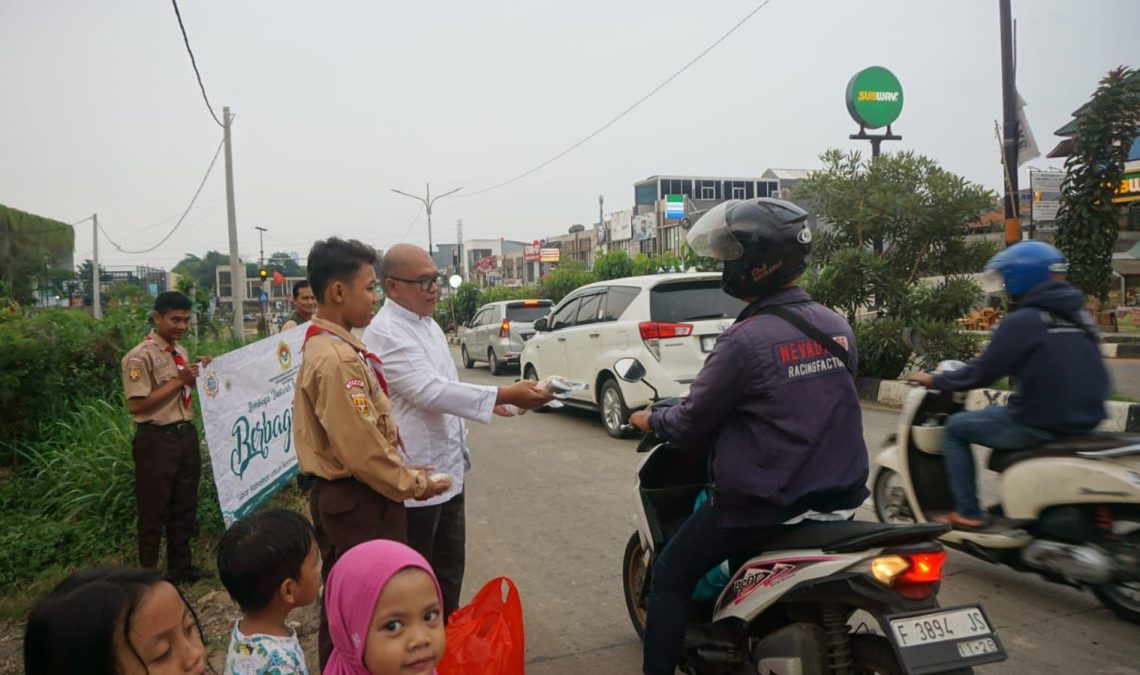 Tebar Kebaikan Saat Ramadan, PAC LDII Tirtajaya Bagikan Takjil