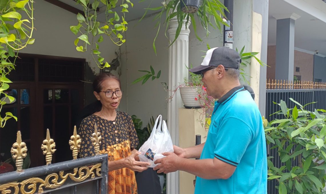 Majelis Taklim As-Sahl Bagikan Daging Kurban kepada Warga