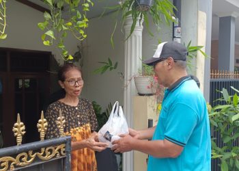 Majelis Taklim As-Sahl Bagikan Daging Kurban kepada Warga