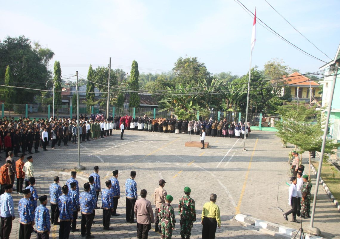 Ponpes Milenium Alfiena Gelar Upacara Peningkatan Hari Lahir Pancasila