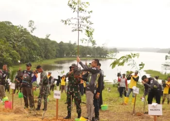 Santri LDII Berpartisipasi dalam Penghijauan di Waduk Manggar Balikpapan