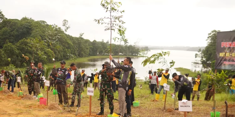 Santri LDII Berpartisipasi dalam Penghijauan di Waduk Manggar Balikpapan