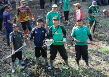 LDII Kota Cimahi dan Satgas Sektor 21 Citarum Harum Bersinergi dalam Aksi Bersih-Bersih Sungai