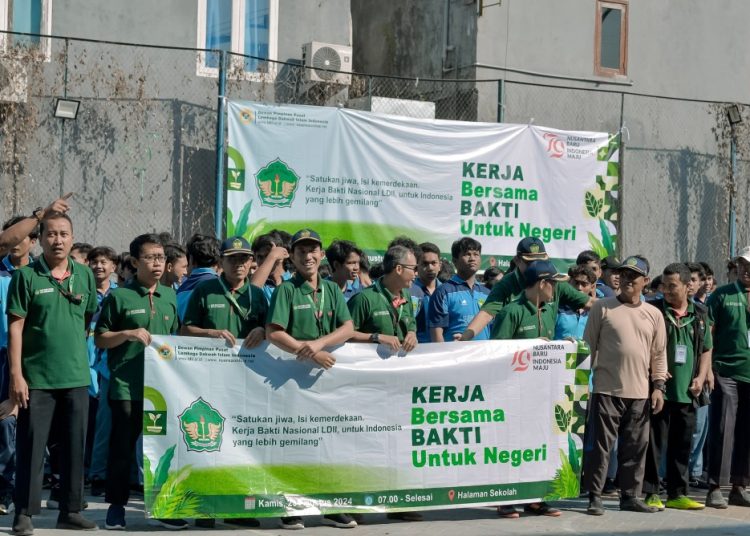 Peringati HUT RI, Ribuan Santri Ponpes Gadingmangu dan Warga LDII Jombang Ikuti Kerja Bakti