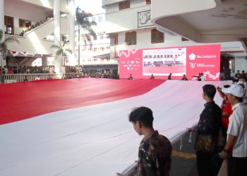 Bendera Raksasa Merah Putih sebagai Pembuka Perayaan HUT ke-79 RI di Ponpes Wali Barokah