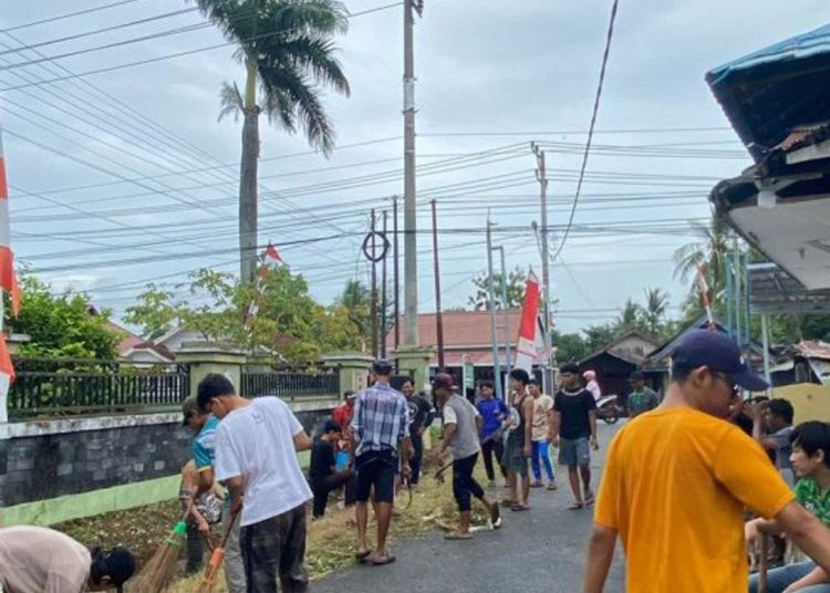Jelang HUT RI, PPPM Al Manshurin dan LDII Tanah Laut Serentak Kerja Bakti Massal