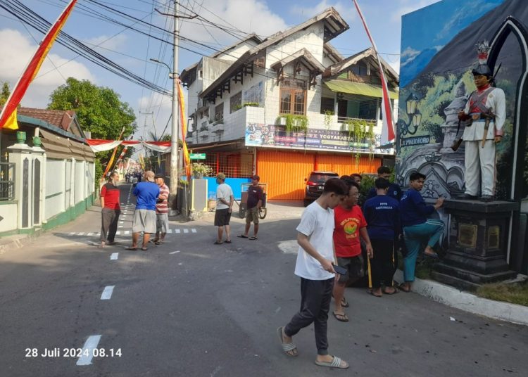 Santri PPPM Baitussalam Yogyakarta Helat Kerja Bakti Bersama Warga Sambut HUT RI