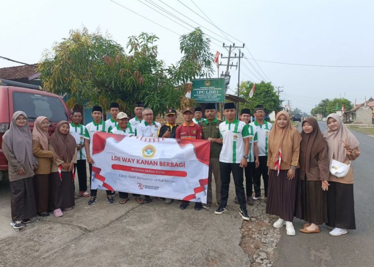 LDII Way Kanan Bagikan Ratusan Bendera Merah Putih Rayakan HUT RI