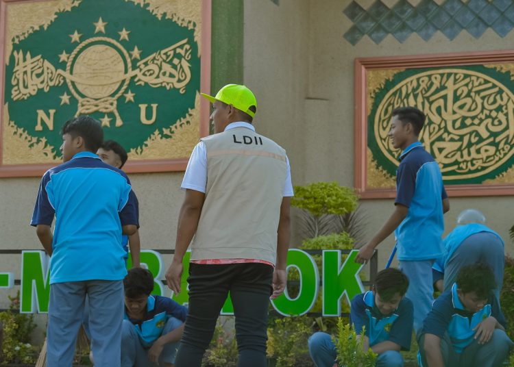 Peringati HUT RI, Ribuan Santri Ponpes Gadingmangu dan Warga LDII Jombang Ikuti Kerja Bakti