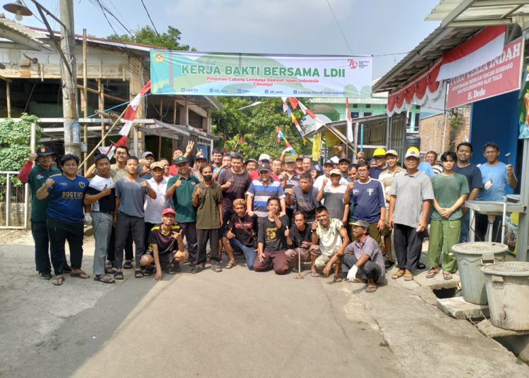 Sambut HUT RI ke-79, LDII Kecamatan Cileungsi Helat Kerja Bakti Membersihkan Lingkungan.