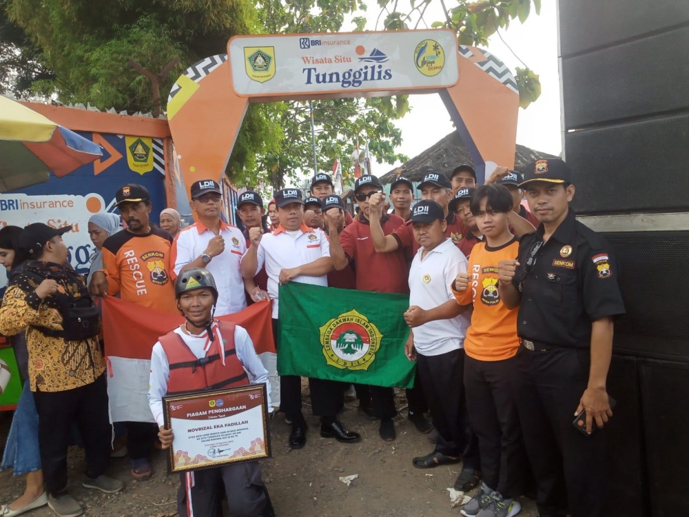 Warga LDII Cileungsi Turut Ramaikan Upacara HUT RI dan Pengibaran Bendera Raksasa