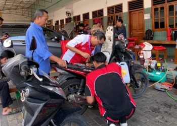 SMK Budi Utomo Gadingmangu Gelar Servis Gratis di Ponpes Wali Barokah