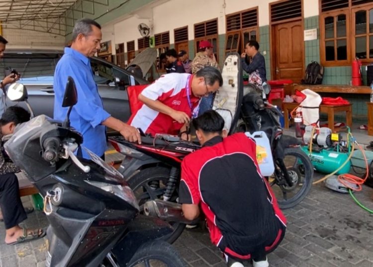 SMK Budi Utomo Gadingmangu Gelar Servis Gratis di Ponpes Wali Barokah
