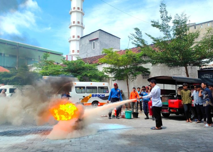 Antisipasi Bahaya Kebakaran, Damkar Kota Kediri Gelar Sosialisasi dan Simulasi di Ponpes Wali Barokah