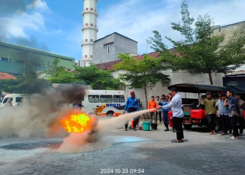 Antisipasi Bahaya Kebakaran, Damkar Kota Kediri Gelar Simulasi Pemadaman di Ponpes Wali Barokah