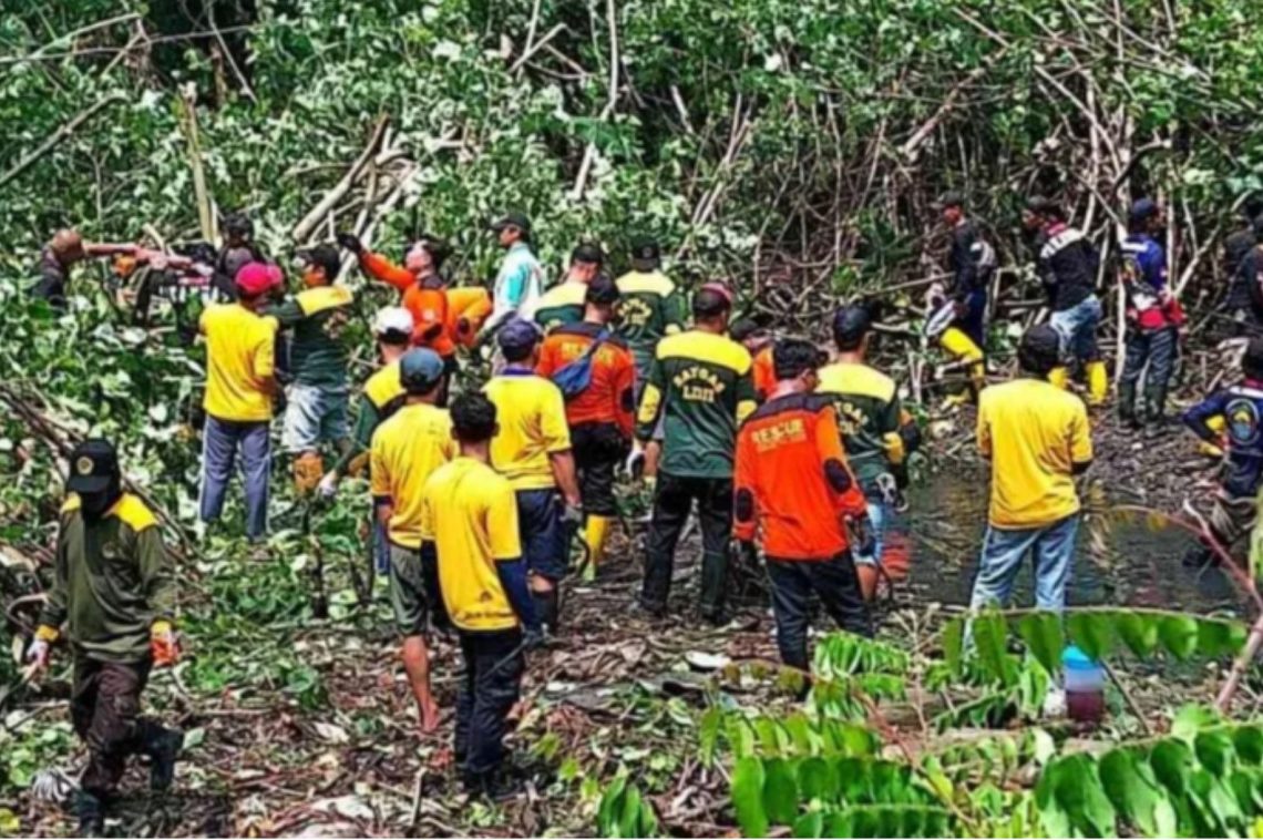 Warga LDII Sukoharjo Gotong-Royong Bersihkan Bantaran Sungai Kali Bitung