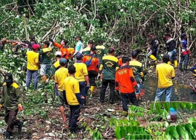 Warga LDII Sukoharjo Gotong-Royong Bersihkan Bantaran Sungai Kali Bitung