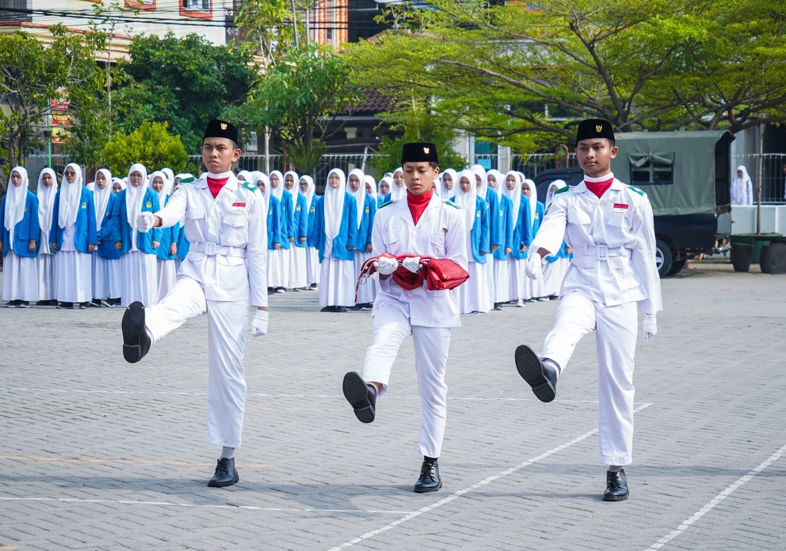 Peringati Hari Pahlawan, Para Siswa SMA Budi Utomo Helat Upacara Bendera