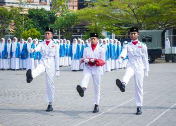Peringati Hari Pahlawan, Para Siswa SMA Budi Utomo Helat Upacara Bendera