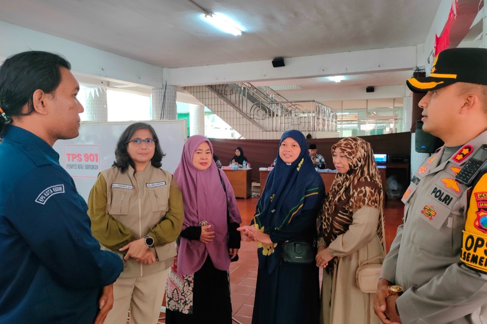 Kunjungi TPS Loksus Ponpes Wali Barokah, PJ Wali Kota Kediri Pastikan Pilkada Berjalan Aman dan Kondusif