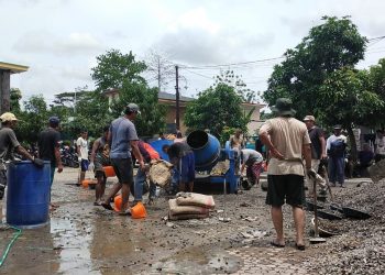 Warga LDII dan Masyarakat Cigodag Gotong Royong Bangun Toko Usaha Bersama