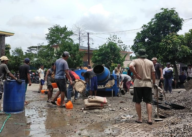 Warga LDII dan Masyarakat Cigodag Gotong Royong Bangun Toko Usaha Bersama