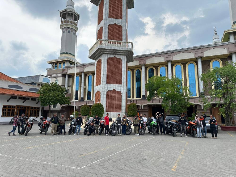 Peduli Pendidikan Agama, Penggemar Harley Davidson Jakarta Kunjungi Pondok Pesantren Gadingmangu