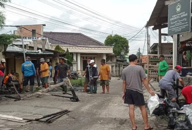 PAC LDII Karang Rahayu dan Masyarakat Perbaiki Saluran Air dan Jalan