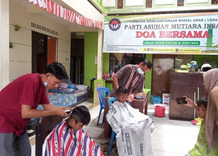 Kisah Tukang Cukur Gratis di Perlintasan Kereta