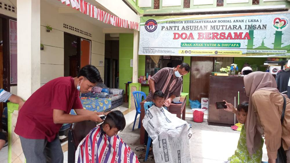 Kisah Tukang Cukur Gratis di Perlintasan Kereta