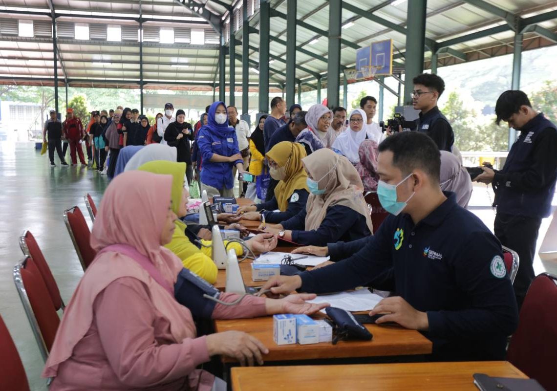 Puskesmas Cipayung Gandeng Ponpes Minhaajurrosyidiin Gelar Pemeriksaan Kebugaran Jamaah Haji