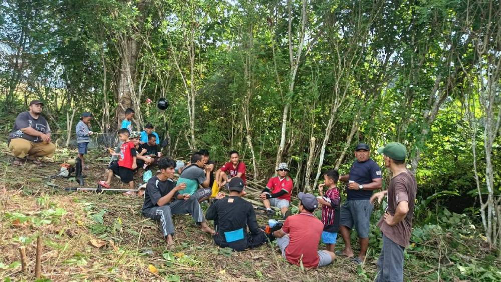 Warga LDII Distrik Manokwari Gotong-Royong Persiapkan Lahan untuk Bangun Masjid