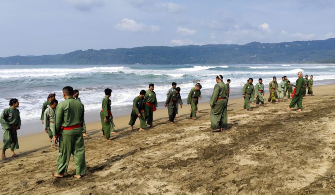 Persinas ASAD Wonogiri Gelar Latihan Bersama Pelatih di Pantai Pancer Door