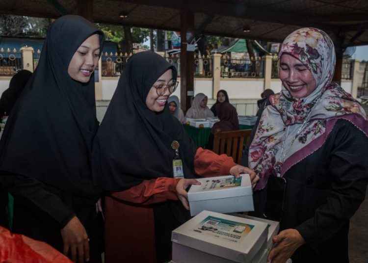Bank Syariah Indonesia Salurkan Paket Buka Bersama pada Santri Ponpes Minhaajurrosyidiin