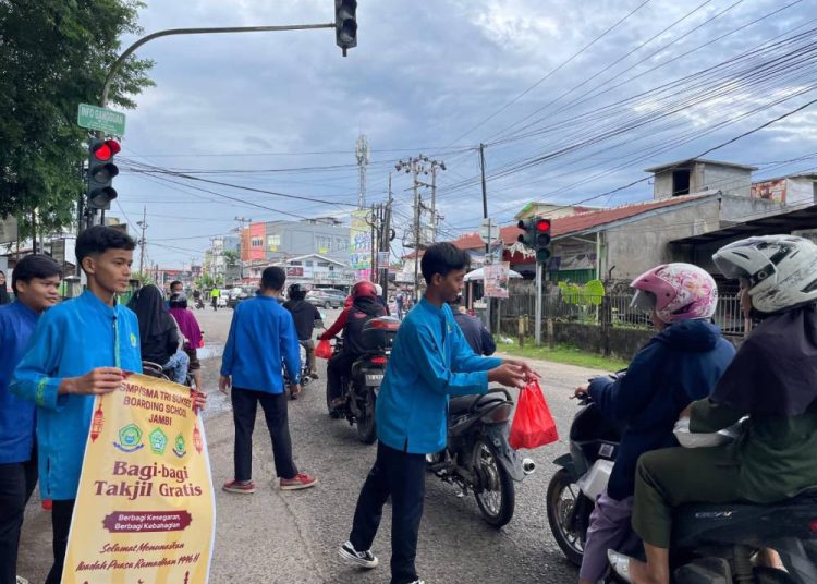 Yayasan Tawakkal Bagikan Ribuan Takjil bagi Pengendara