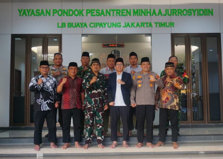 Kapolsek dan Danramil Cipayung Kunjungi Ponpes Minhaajurrosyidin
