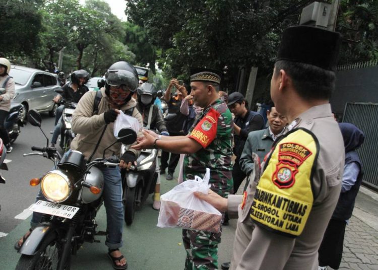 Bersama Bhabinkamtibmas dan Babinsa, DPP LDII Bagikan Takjil untuk Pengendara