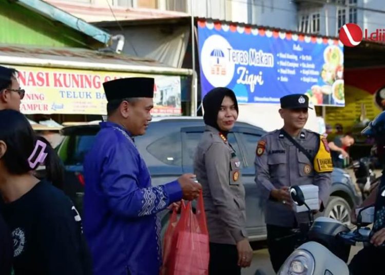 Pemuda LDII Berau Gandeng Senkom Mitra Polri Bagikan Takjil