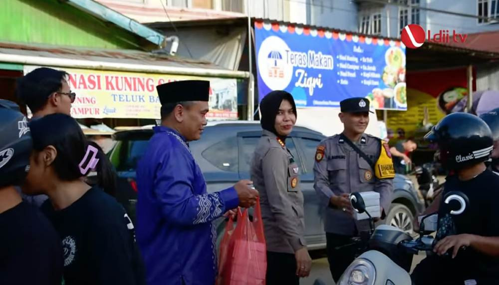 Pemuda LDII Berau Gandeng Senkom Mitra Polri Bagikan Takjil