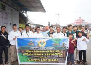 LDII Bone Bolango Bagi Takjil ke Masyarakat dan Pengguna Jalan