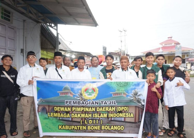 LDII Bone Bolango Bagi Takjil ke Masyarakat dan Pengguna Jalan